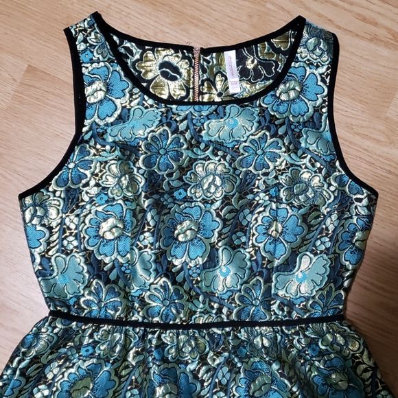 Beautiful dress - Picture 3 of 6